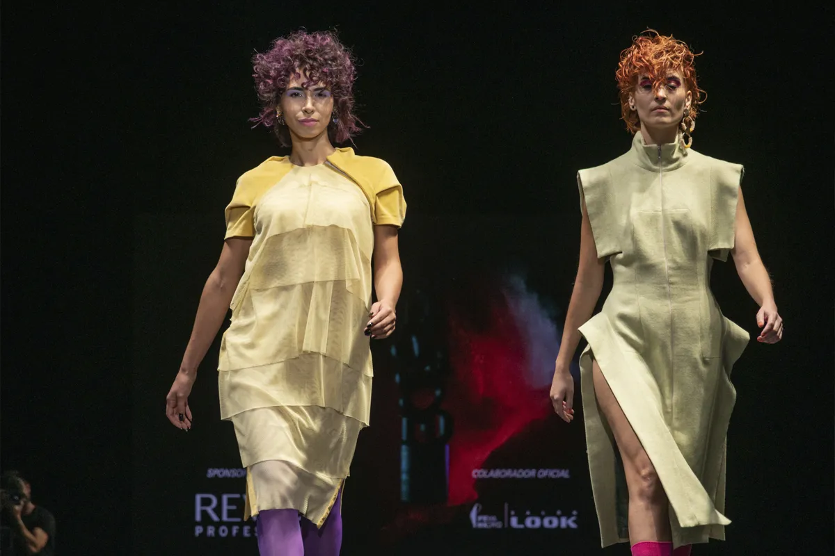 modelos desfilando
