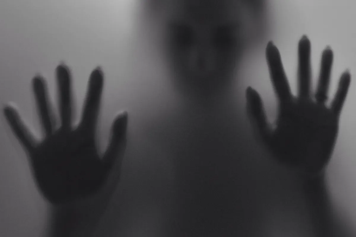 Mujer pelirroja sentada en las butacas de un cine