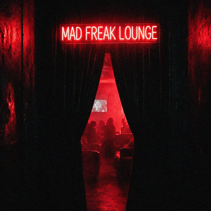 Puerta de entrada a Mad Freak Lounge