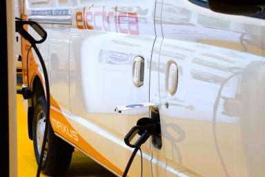 Cargando coche eléctrico