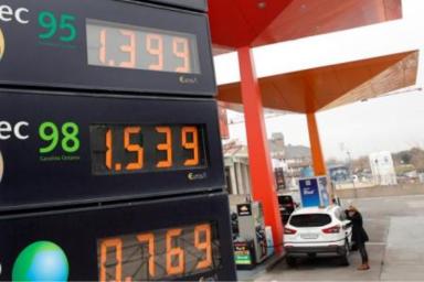 cartel gasolinera con precios combustible