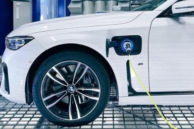 Un coche eléctrico enchufado