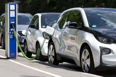 Un fila de coches eléctricos recargando