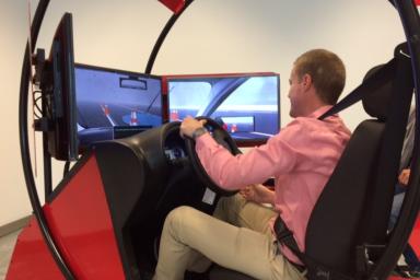Un hombre maneja un simulador de conducción