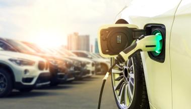 IMAGEN COCHE ELECTRICO CARGANDOSE