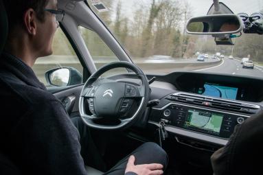 IMAGEN CONDUCTOR EN UN VEHICULO AUTONOMO