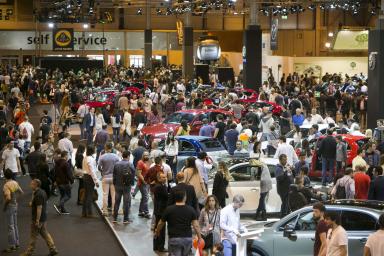 IMAGEN PABELLON CON EXPOSICION DE COCHES