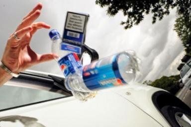 Lanzamiento de objetos conduciendo por ventanilla de coche