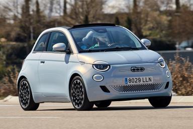 Un moderno fiat-500e-cabrioen azul