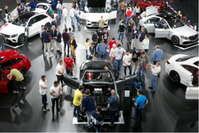 Numerosas personas revisando distintos modelos se automóviles en la pasada feria del automóvil