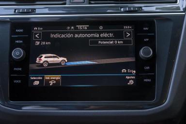 Pantalla de un vehículo eléctrico indicando la carga