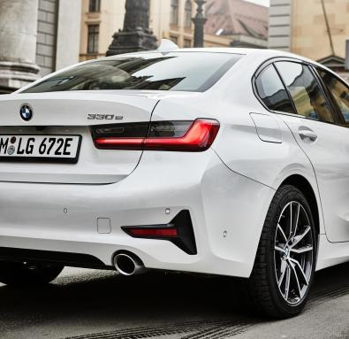 parte trasera BMW 330e xDrive Touring