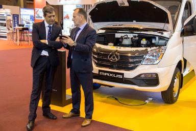 Profesionales en la feria mce