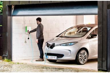recargando un coche en su garage
