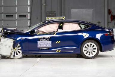 Simulacro de un Tesla que ha chocado de frente  con un obstáculo