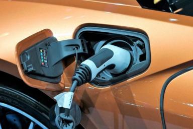 Vista del enchufe en el momento de carga de un coche eléctrico