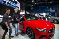 visitante probando un mercedes