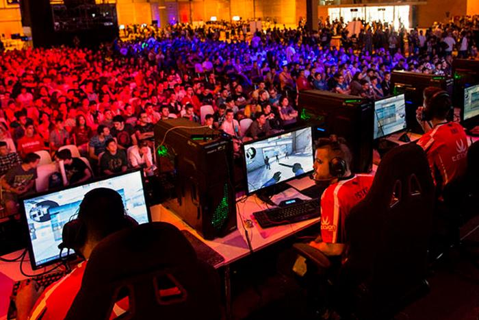 Auditorio E-Sport con asistentes y jugadores.