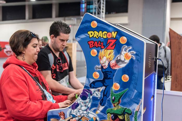 Dos jugadores en máquina recreativa.
