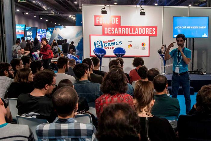 Sala con oyentes del foro de desarrolladores.