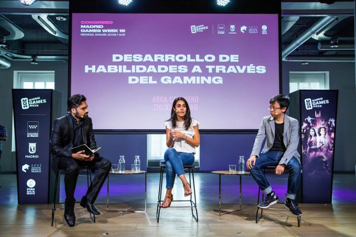 Tres ponentes con una pantalla detrás.