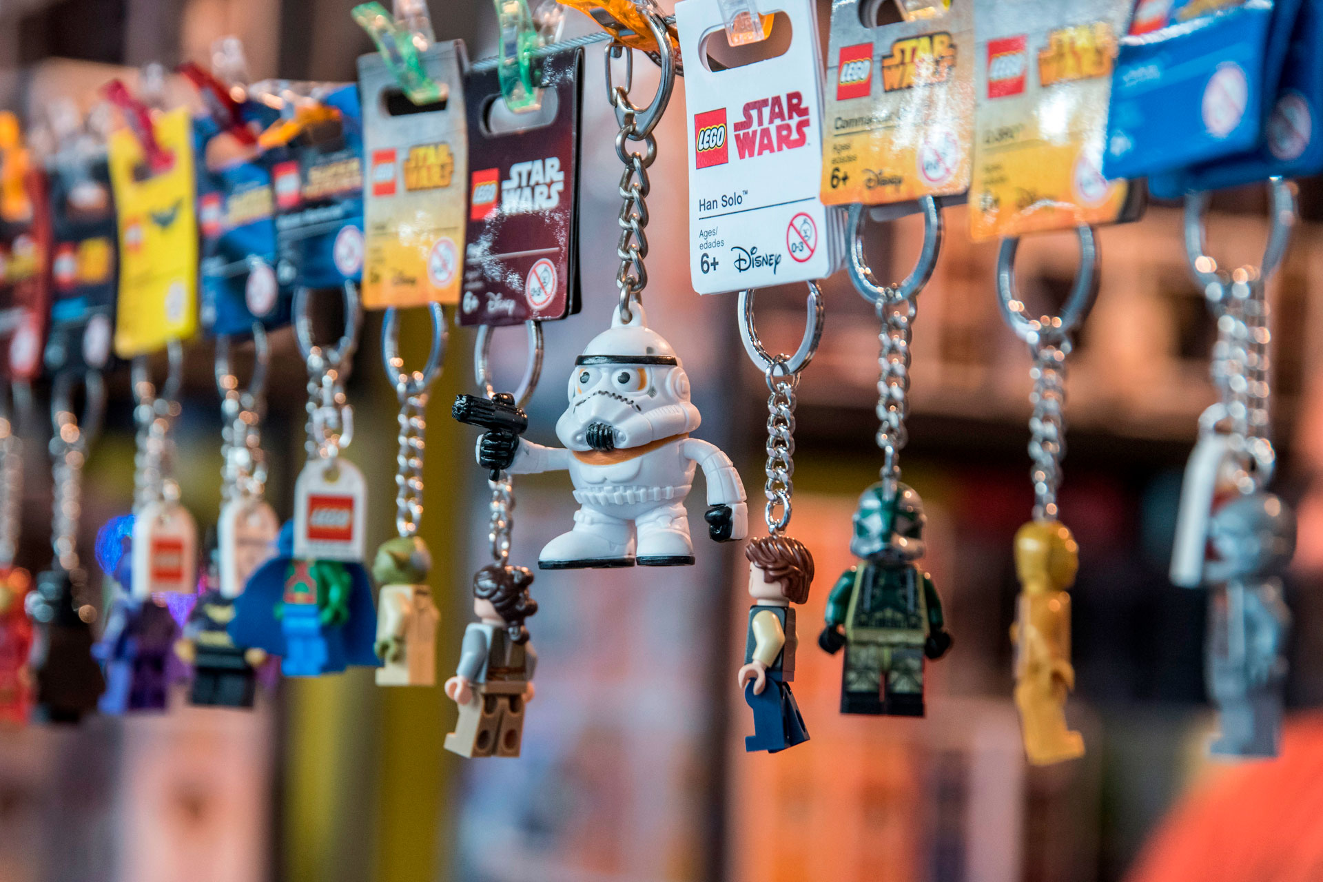 llaveros lego de diversos personajes.