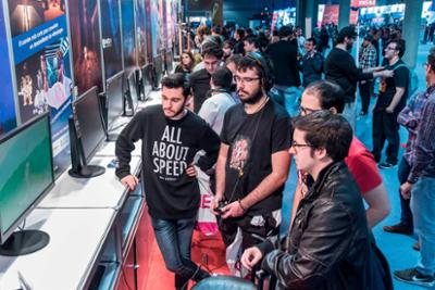 Jóvenes jugando a juegos.