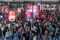 Vista general del stand nintendo con visitantes.
