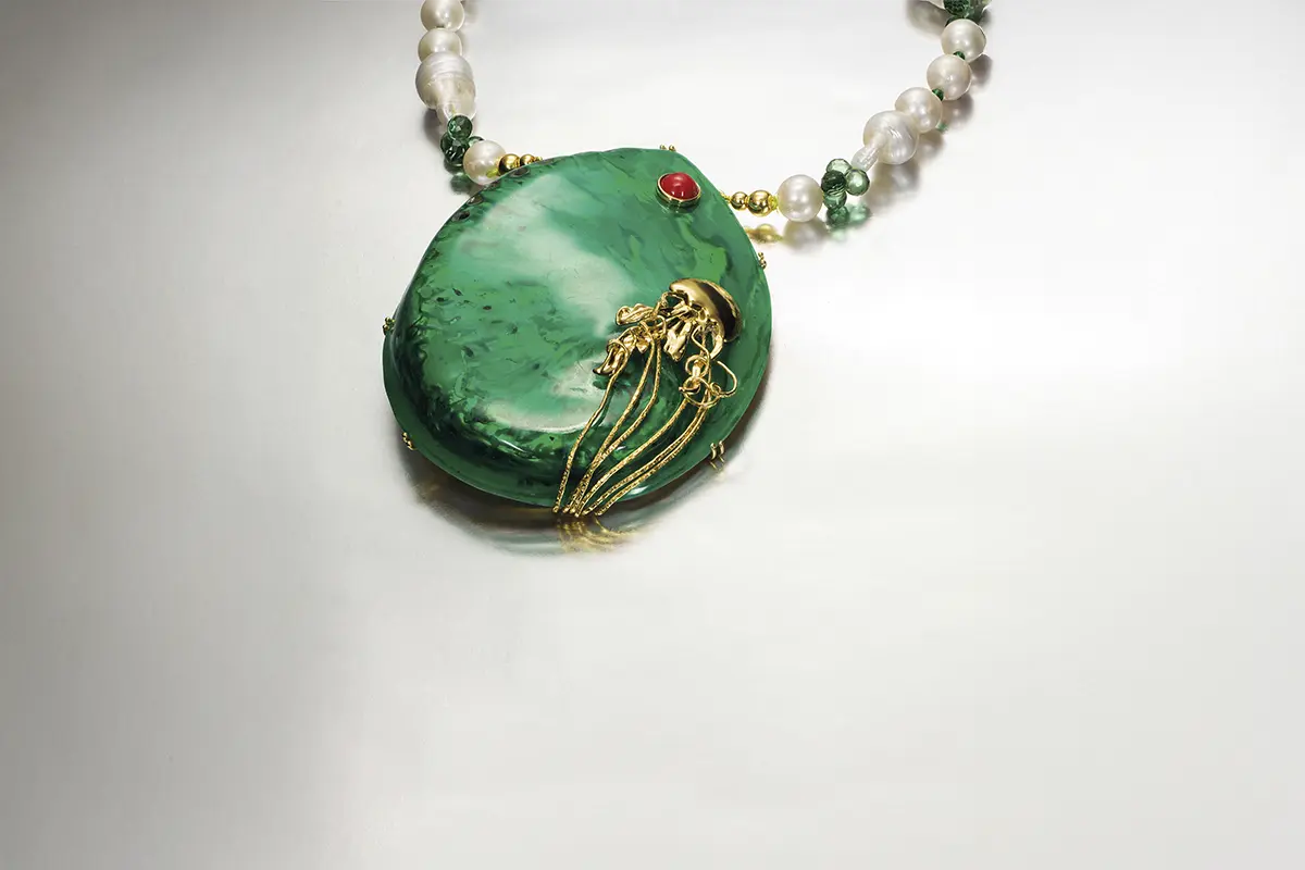 Joya piedra verde con decorado dorado y perlas en Madridjoya