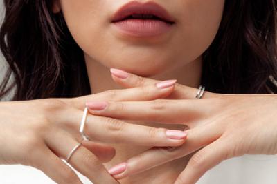 mujer con joyas expuestas madridplata