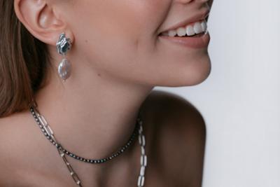 mujer con pendientes