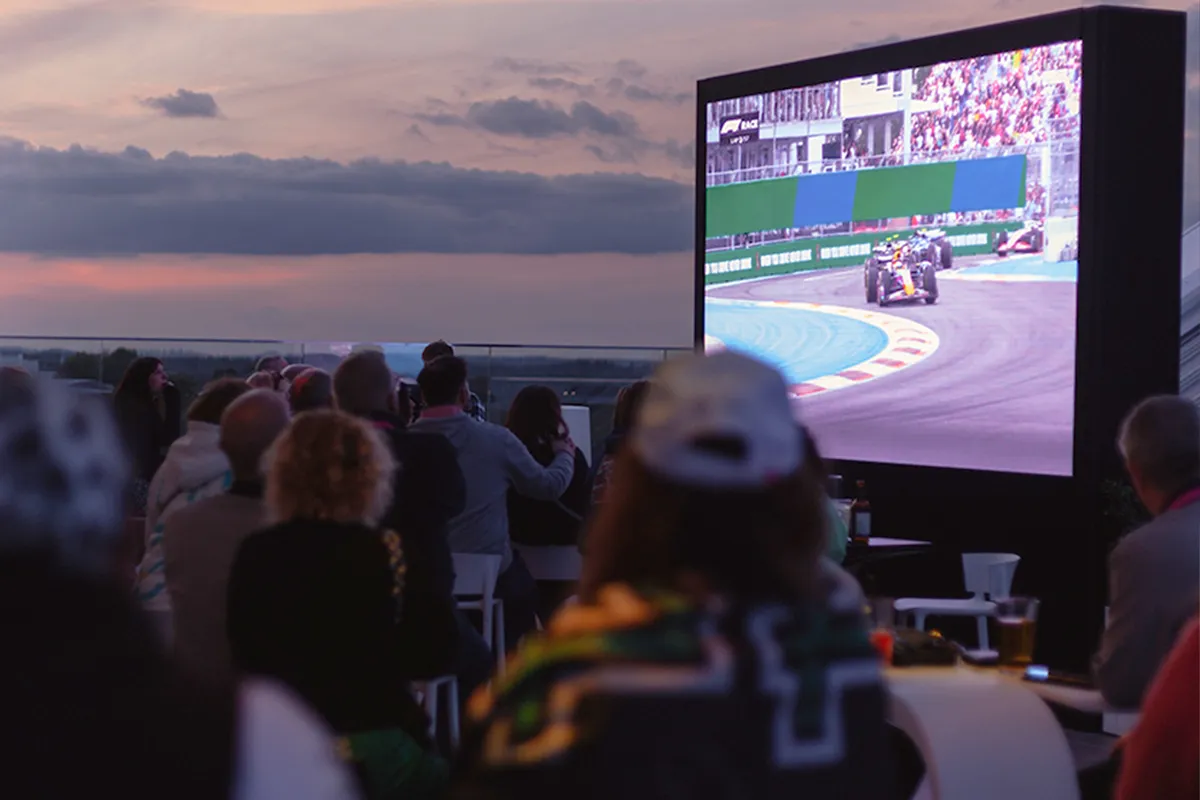 Waiter with champagne at MADRING 3