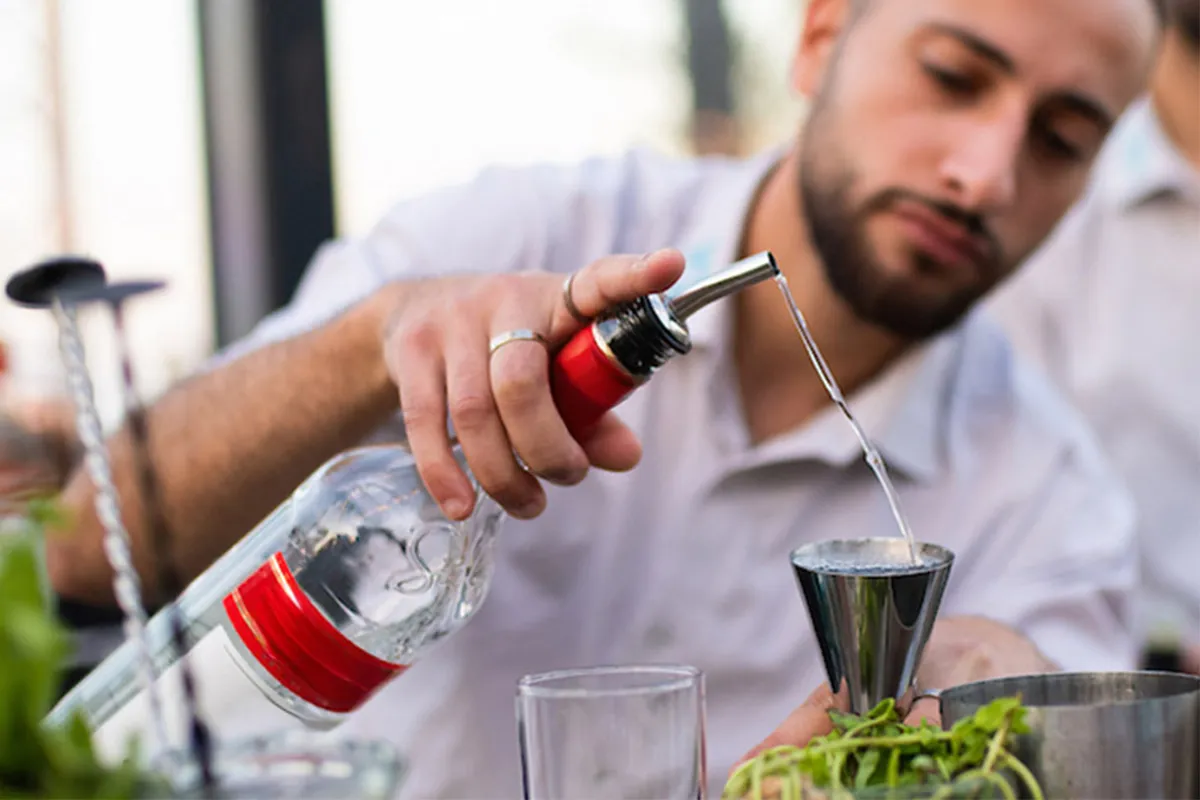 Man making a cocktail at El Mirador in MADRING