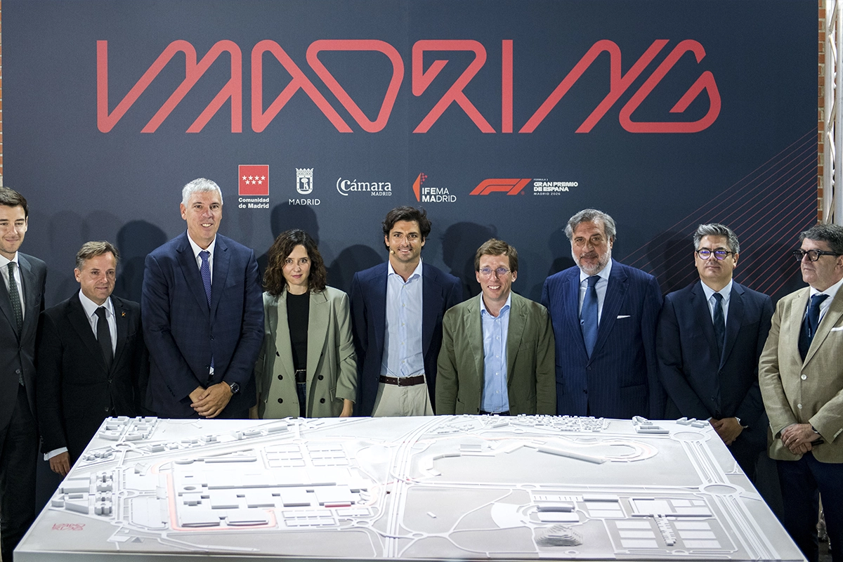 Carlos Sainz y Nira Juco en la presentación de MADRING