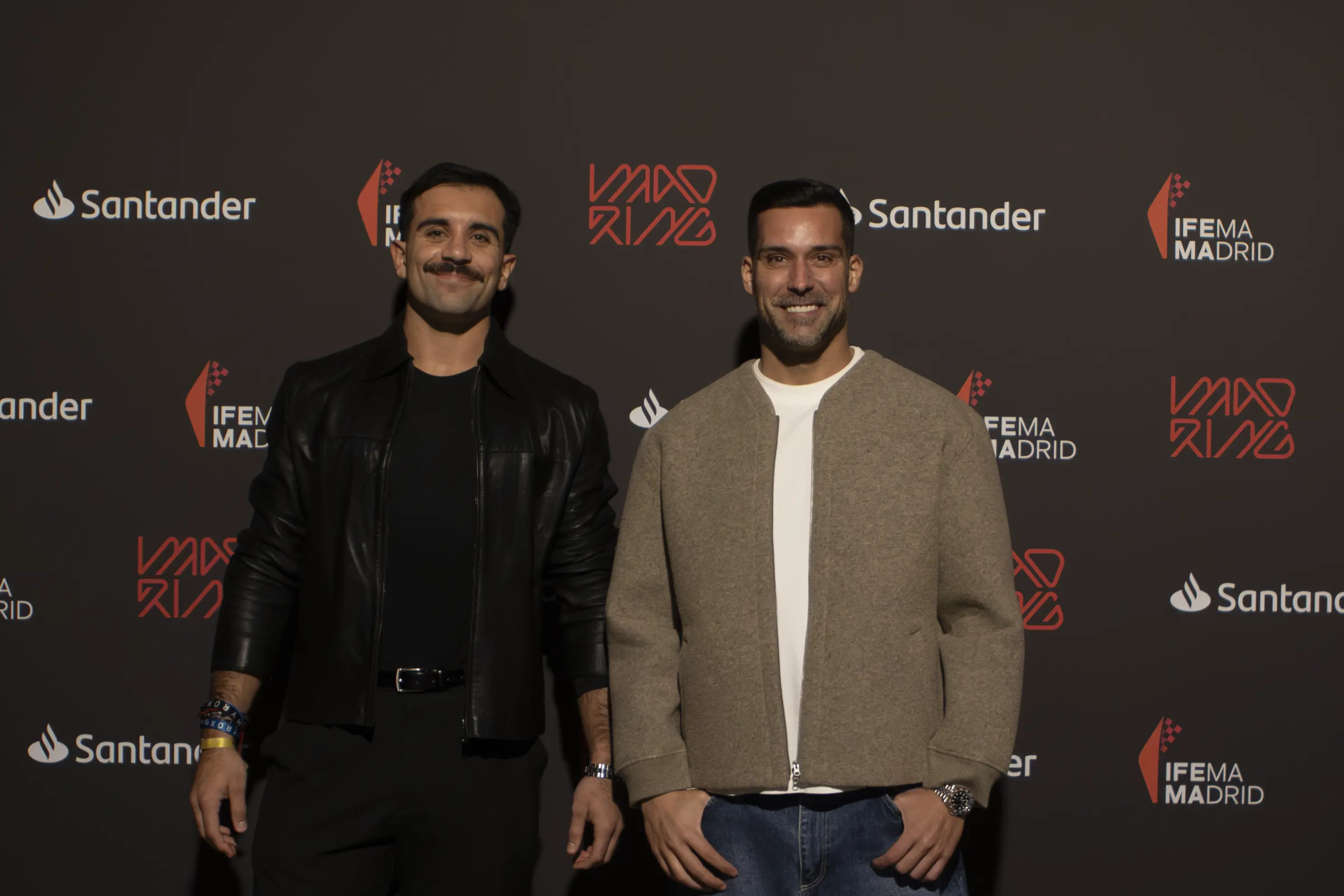 Dos hombres posando en el photocall en fiesta de MËSTIZA en MADRING