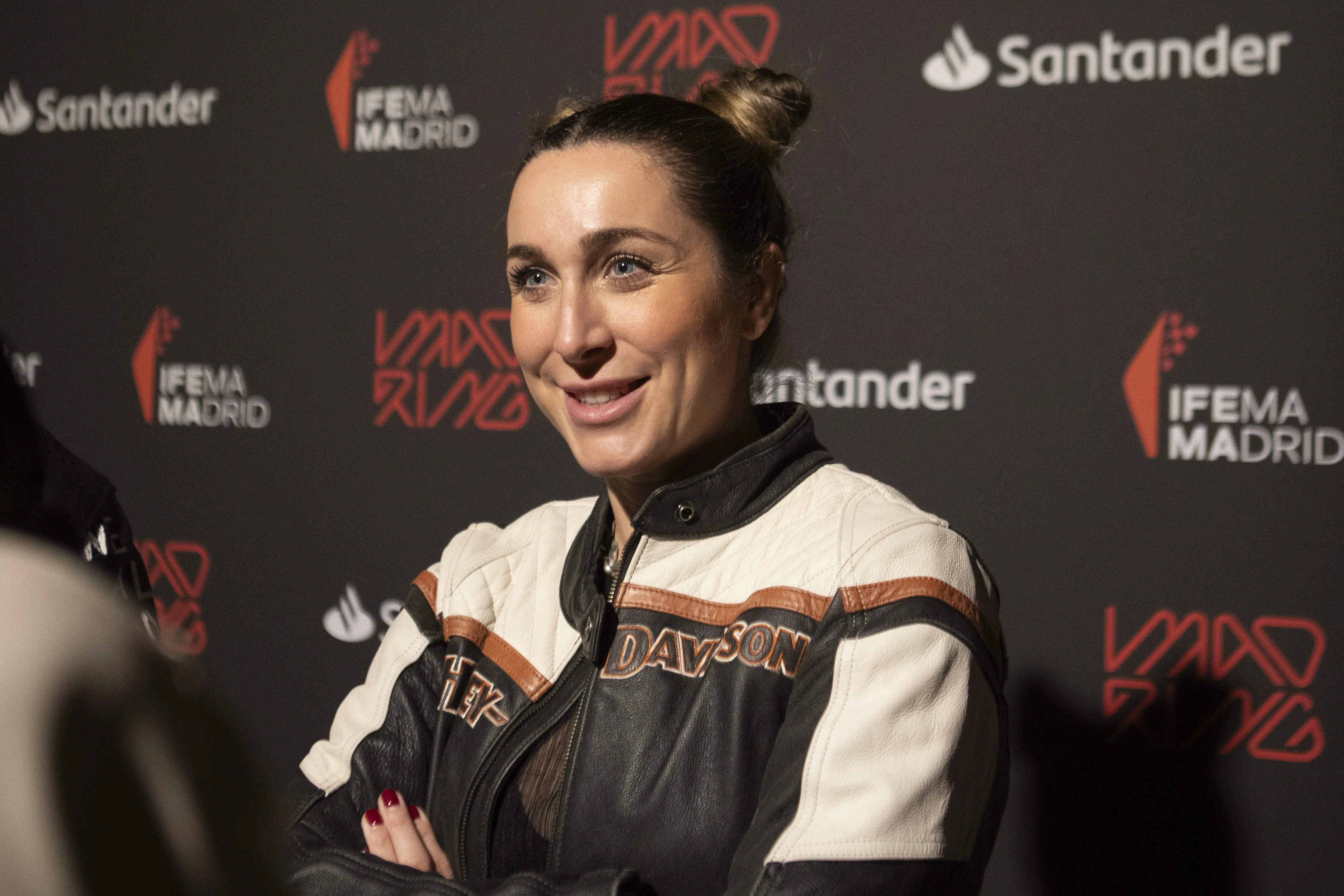 Una mujer siendo entrevistada en fiesta de MËSTIZA en MADRING