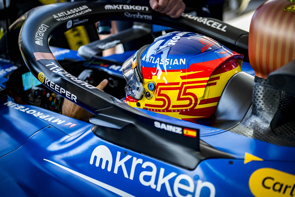 Piloto en coche de fórmula 1 en RoadShow en MADRING