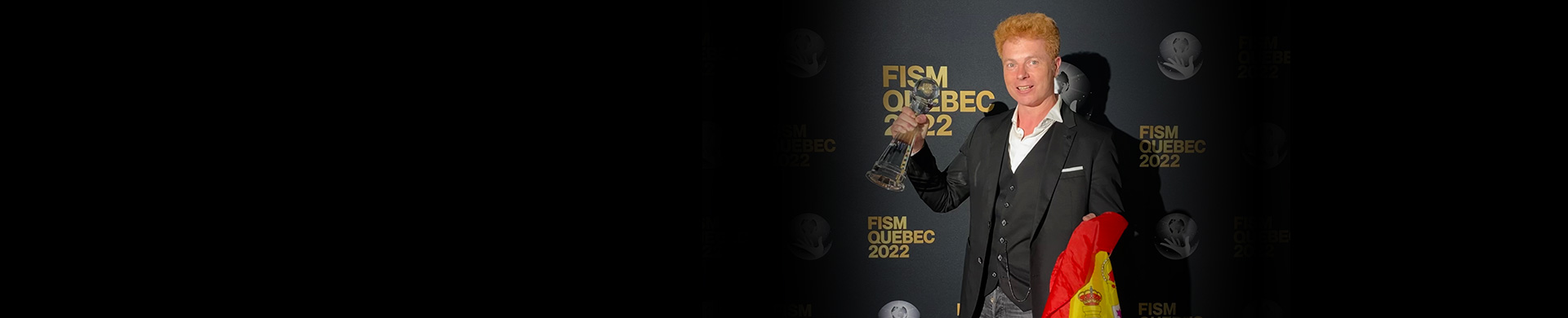 Yunke con el premio en la mano