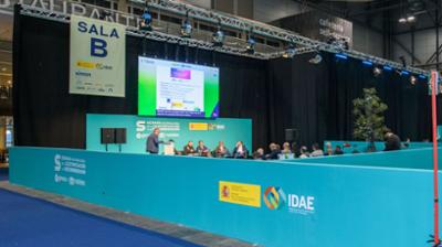 Ponencia y mesa redonda sobre electrificación y descarbonización celebrada en la Sala B de Genera y Matelec, con participación de expertos del sector energético ante profesionales asistentes.