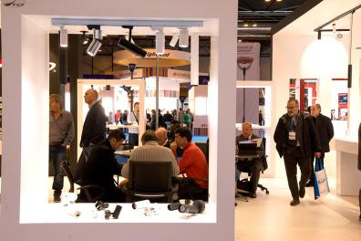 Visitantes en los stand de iluminación