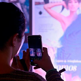 Dos mujeres posando con vestidos