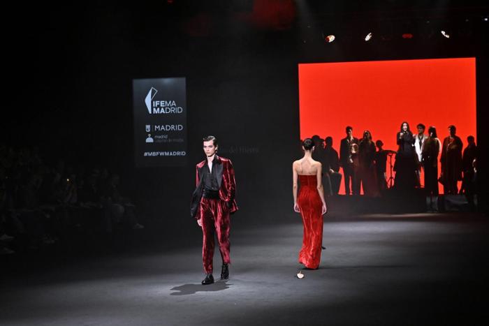 fotografia de ambiente en el desfile de Pedro del Hierro en febrero 2025
