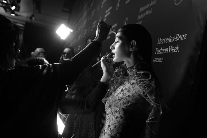 maquillaje a una modelo en el backstage