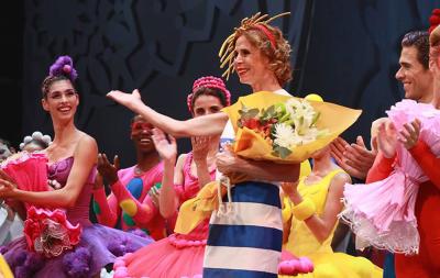 Agata ruiz saludando al público con los actores