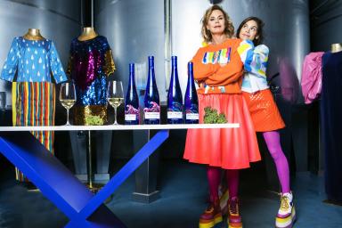 AGATHA RUIZ DE LA PRADA CON BOTELLAS DE MAR DE FRADES