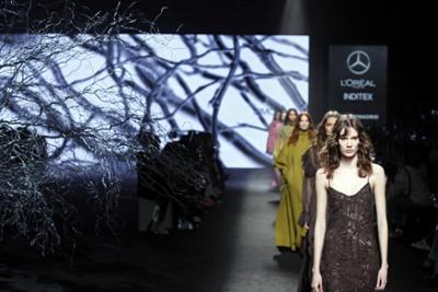 aspecto parcial carrusel con modelos desfile SIMORRA febrero 2025