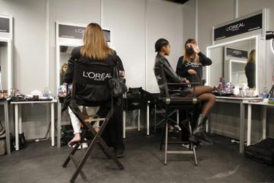 aspecto parcial sala de maquillaje lóreal en pasarela
