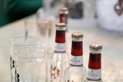 barra con vasos y botellas de Royal Bliss