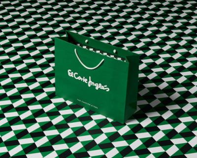 Bolsa verde de El Corte Inglés sobre un fondo geométrico en verde, negro y blanco