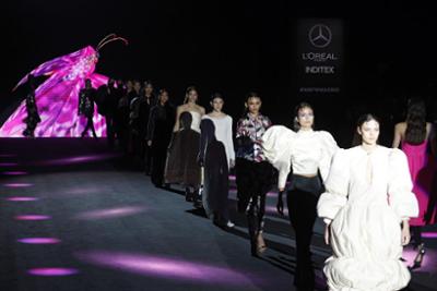 carousel of models on the catwalk of designer Odette Álvarez